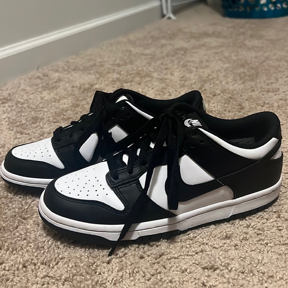 Nike grade school dunk low size 5Y fits  women’s 6.5